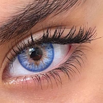 لنز آبی عسلی گلوریا آتلانتیس بلو روی چشم قهوه ای روشن