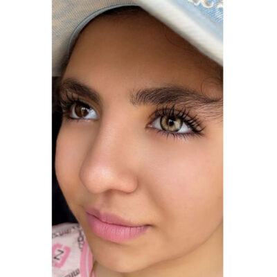 لنز رنگی عسلی طلایی دور مشکی استار براون آماندا روی چشم قهوه ای