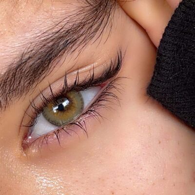 لنز زیتونی عسلی دوردار لیو کافی آماندا روی چشم قهوه ای