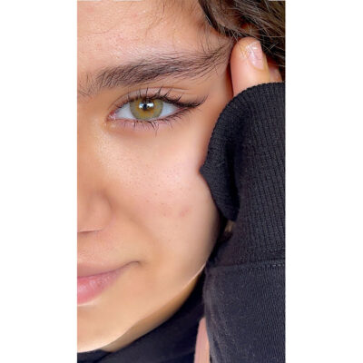 لنز زیتونی عسلی دوردار لیو کافی آماندا روی چشم قهوه ای