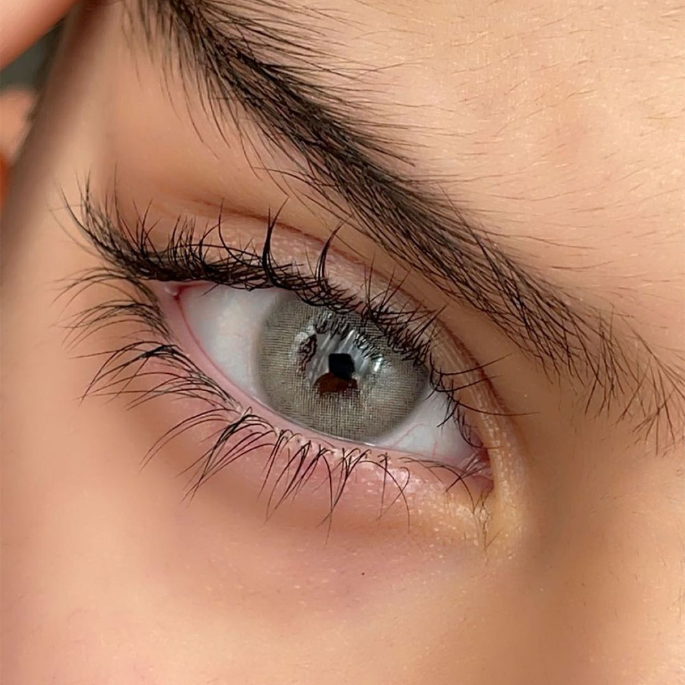 carolina-sage-gray-00 لنز رنگی طوسی تناژ سبز کارولینا سیگ گری آماندا